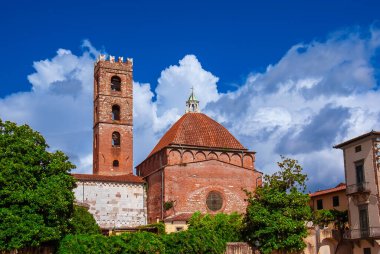 Lucca büyüleyici tarihi merkez. Ortaçağ çan kulesinin manzarası, Azizler Kilisesi 'nin kubbesi John ve Reparata mavi gökyüzü ve bulutlarıyla