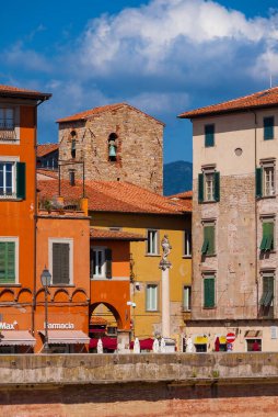 Pisa, İtalya, Nisan 27, 2022 - Pisa 'nın tarihi merkezinde Piazza Cairoli Meydanı, Arno Nehri' nden görüldü.