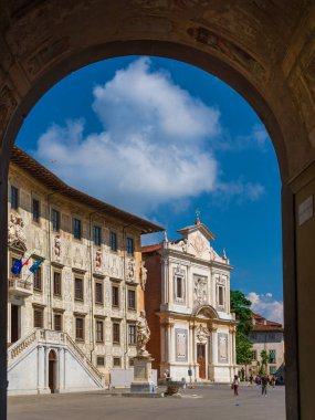 Pisa, İtalya, 11 Mayıs 2018 - Piazza dei Cavalieri (Şövalyeler Meydanı), güzel St. Stephens Şövalyeleri Kilisesi Kilisesi, Pisa Üniversitesi ana binası ve Gualandi 'nin Arch' ından görünen antik heykel