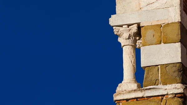 Medieval Architecture Lucca 13Th Century Column Blue Sky Copy Space — Stock fotografie