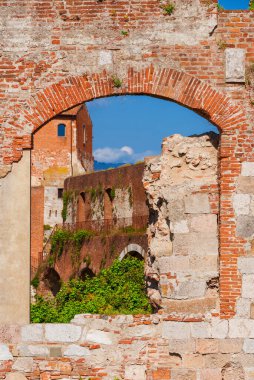 Pisa ortaçağ duvarları yıkıldı.