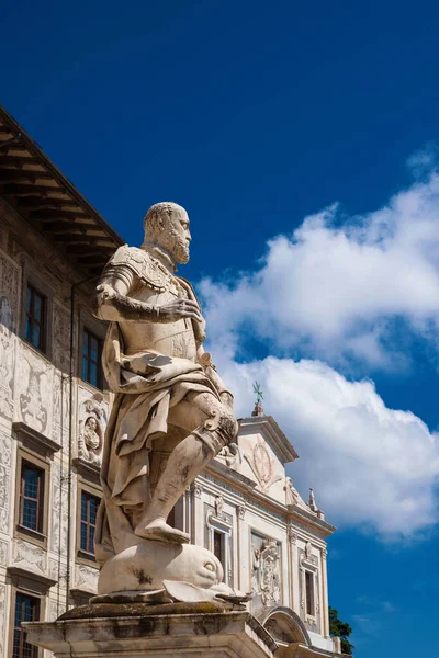 ピサのカヴァリエリ広場 騎士広場 街で2番目に重要な場所とコジモ1世メディチ像とイタリアのルネサンスの宝石16世紀に建てられました — ストック写真