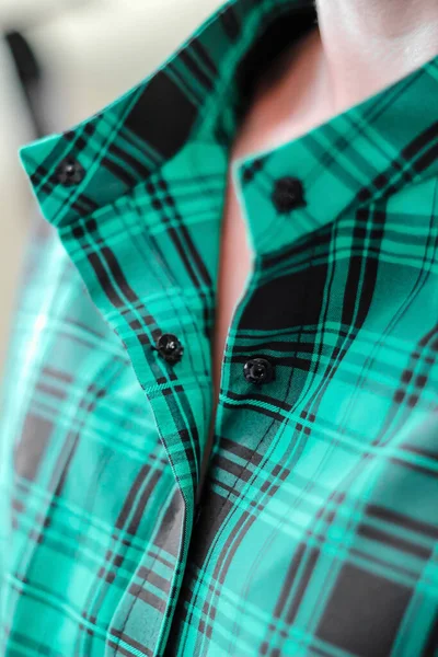 Detalle de un vestido de camisa a cuadros verde. Primer plano del cuello con un collar. — Foto de Stock