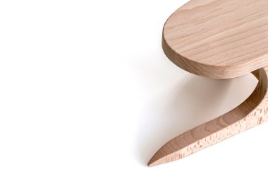 Ütüyle çalışmak için ahşap bir blok, kıyafetlerin ıslatılması için..