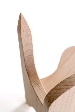 Ütüyle çalışmak için ahşap bir blok, kıyafetlerin ıslatılması için..