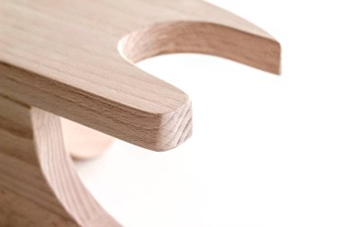 Ütüyle çalışmak için ahşap bir blok, kıyafetlerin ıslatılması için..