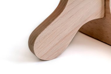 Ütüyle çalışmak için ahşap bir blok, kıyafetlerin ıslatılması için..