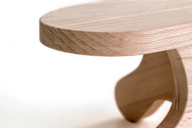 Ütüyle çalışmak için ahşap bir blok, kıyafetlerin ıslatılması için..