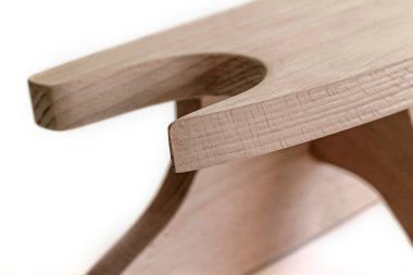 Ütüyle çalışmak için ahşap bir blok, kıyafetlerin ıslatılması için..