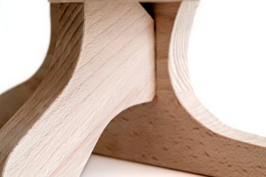 Ütüyle çalışmak için ahşap bir blok, kıyafetlerin ıslatılması için..