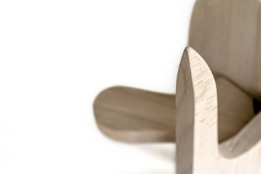 Ütüyle çalışmak için ahşap bir blok, kıyafetlerin ıslatılması için..