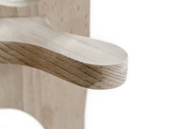 Ütüyle çalışmak için ahşap bir blok, kıyafetlerin ıslatılması için..