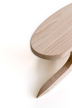 Ütüyle çalışmak için ahşap bir blok, kıyafetlerin ıslatılması için..