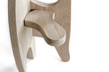 Ütüyle çalışmak için ahşap bir blok, kıyafetlerin ıslatılması için..