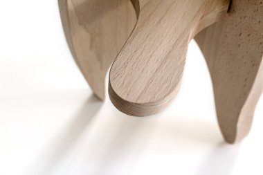 Ütüyle çalışmak için ahşap bir blok, kıyafetlerin ıslatılması için..