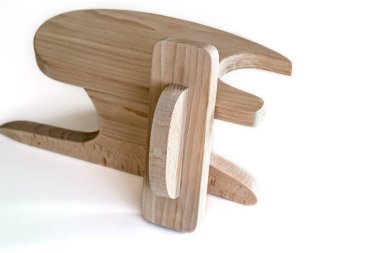 Kayın ağacından yapılmış iki ahşap yastık. Bir demiri ıslatır..