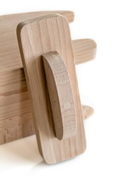 Kayın ağacından yapılmış iki ahşap yastık. Bir demiri ıslatır..