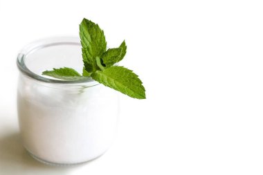 Nemlendirici ya da merhemi olan cam bir kavanoz. Üstü naneli olsun. Mesaj için yer var. Kavram: kozmetoloji, spa, vücut bakımı, vitaminler, ilaç, diyet, sağlıklı yiyecekler.