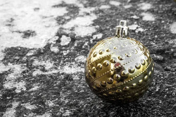 Bola de árvore de Natal close-up no fundo de uma tábua gelada. Conceito: cartão de saudação, celebração do Natal e Ano Novo, loja de presentes, decorações de Natal, preparação para o feriado. — Fotografia de Stock