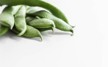 Yeşil fasulye kabukları, solda. Metin için boşluk.