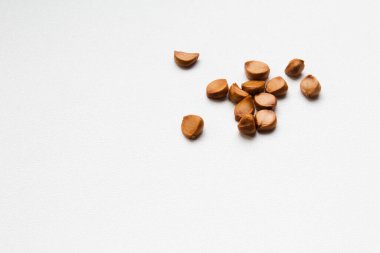 Olgun iris tohumları. Masanın yüzeyine saçılmış. Metin için boşluk. 