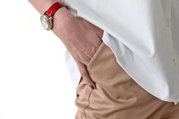 Tangan seorang wanita kulit putih dengan jam tangan mahal. Dia terus tangannya di sakunya. Dia mengenakan celana krem dan kemeja putih. Konsep: kemewahan, klasik, waktu dan teknologi, bos. — Stok Foto