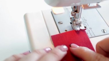 Dikiş makinesinin kumaş parçalarını dikmeye hazırlanma süreci, yakın plan, yazı için yer. Konsept: atölye, özel dikim, dikiş kursları, dikiş hobisi, dikiş ekipmanları.