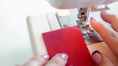 Dikiş makinesine dikiş dikmek için kumaş parçaları hazırlama süreci. Ayağın kenarına nasıl uyum sağlayacağın. Konsept: atölye, dikiş kursları, hobi dikiş işi.