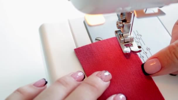 Proces přípravy textilních dílů pro šití na šicím stroji, zkontrolujte příspěvek na šev, vzhledem k jehle. Koncept: kurzy šití, hobby jehly. — Stock video