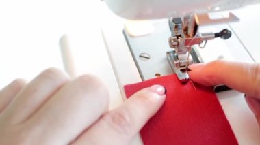 Dikiş makinesindeki bağlanan dikişin çalışmasının başlangıcı. Ekipmanlara kıyafet dikiyoruz. Konsept: dikiş kursları, hobi işi, eğitim ve eğitim.
