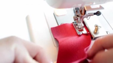 Dikiş makinesine dikiş atarken, dikiş harçlığı bölümlerinin hizalanmasını kontrol ediyoruz. Konsept: dikiş kursları, hobi işi, eğitim ve eğitim.
