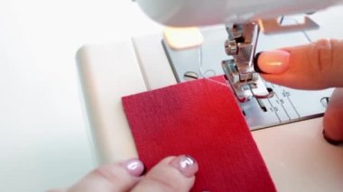 Dikiş makinesinin kumaş parçalarını hazırlama süreci.