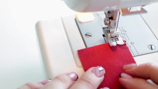 O processo de preparação para a costura em uma máquina de costura. — Vídeo de Stock