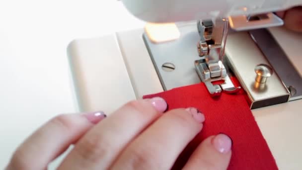 Enderezamos la parte de la tela antes de coser en una máquina de coser. Concepto: cursos de costura, hobby-costura, educación y formación. — Vídeo de stock
