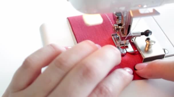 Detalhes de costura de roupas em uma máquina de costura doméstica, o final da costura. Demonstração de como colocar para fora uma peça de corte de roupa enquanto costura. — Vídeo de Stock