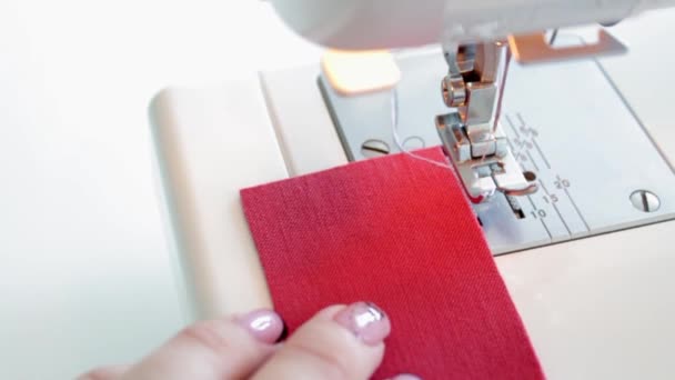 Proces přípravy detailů tkaniny pro šití na šicím stroji. — Stock video
