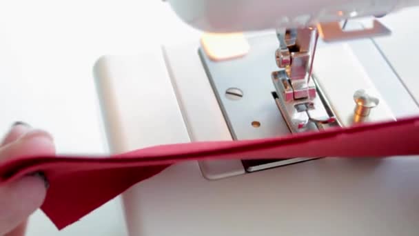 Cómo alinear las secciones de la tela antes de coser sin usar una costura estimada — Vídeo de stock