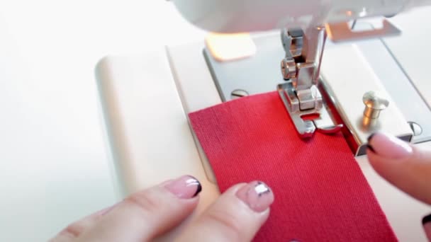 How to sew on a sewing machine without a seam and pins, using a magnetic limiter — Stock Video
