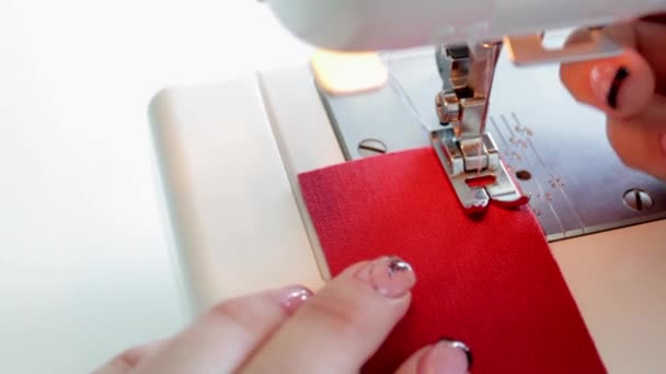 El proceso de preparación de piezas de tela para coser en una máquina de coser. — Vídeos de Stock