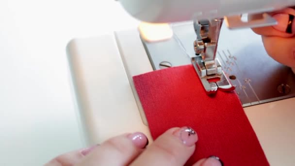 O processo de preparação das peças de tecido para costura em uma máquina de costura. — Vídeo de Stock