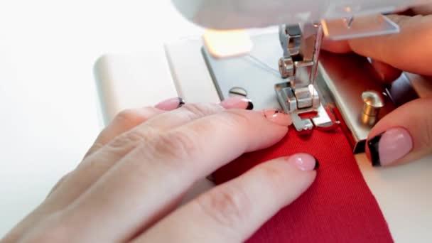 必要な縫い代を考慮して磁気リミッターを揃えます. — ストック動画