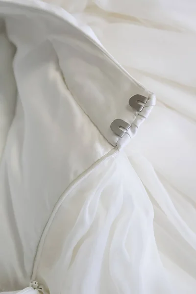 Detalhe de um vestido de noiva feito de cetim. — Fotografia de Stock