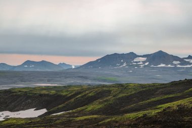 Dağlarda güzel bir gün batımı. Kamçatka Yarımadası, Rusya 'da bir yerde..