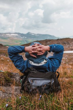 Turist Kamçatka 'da dinleniyor ve güzel dağları izliyor.. 