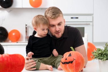 Yakışıklı, beyaz, sarışın bir adam, Cadılar Bayramı tatilinde bebeğe, balkabağı korkunç yüzünü göster diyor. Mutlu aile hayatı. Sevimli bir kız, babasıyla vakit geçiriyor..