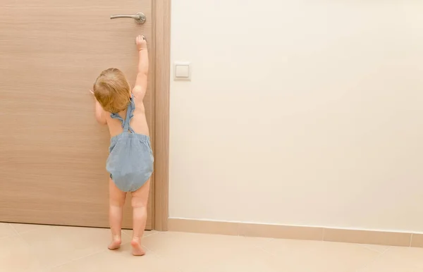 Ragazza Caucasica Bionda Anni Che Cerca Aprire Porta Legno Marrone — Foto Stock