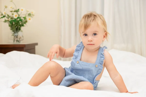 Pretty Caucasian Blonde Baby Girl Years Old Sit White Blanket — Stock Photo, Image