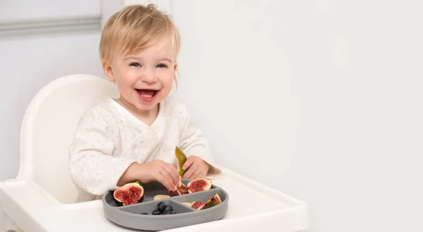 Riendo Niño Rubio Caucásico Alrededor Años Edad Comer Frutas Frescas — Foto de Stock