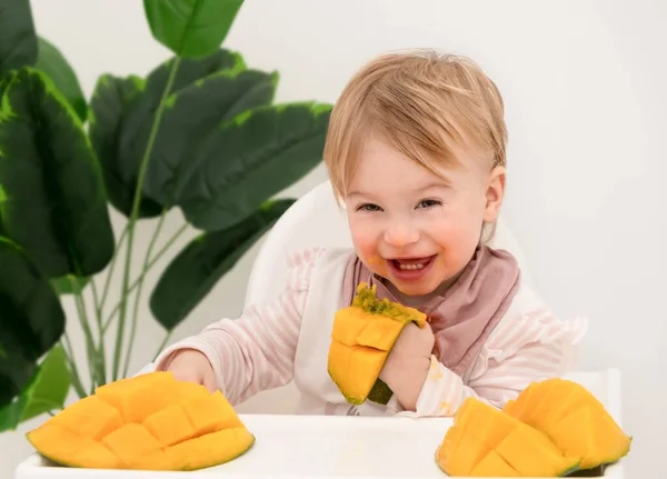 Feliz Riéndose Caucásica Rubia Bebé Niña Bebé Niño Niño Comer — Foto de Stock