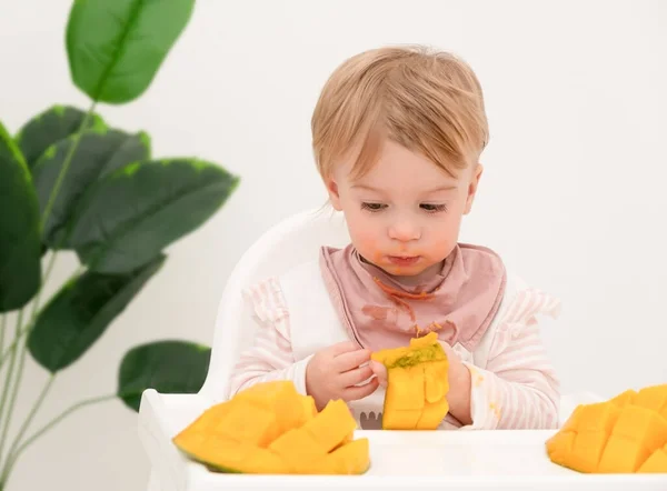 Linda Niña Rubia Caucásica Bebé Niño Niño Come Mango Fresco — Foto de Stock